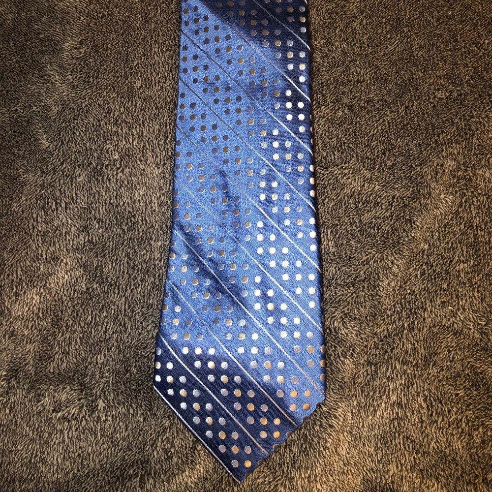 Claiborne 100% tie !